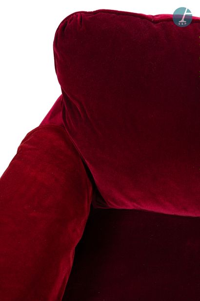 null Un canapé deux places en velours rouge, à franges. Avec un coussin.

H : 92...