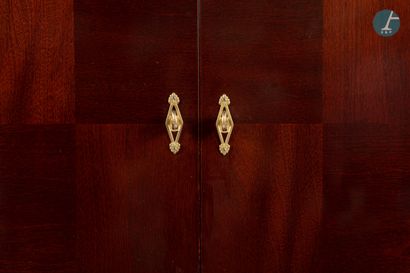 null 
Importante armoire en acajou ouvrant à deux portes en partie haute et deux...