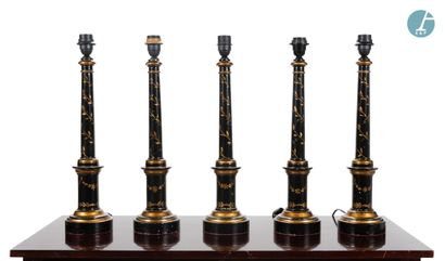null 
Lot de cinq lampes en bois laqué noir et doré, le fût colonne à décors de guirlandes...