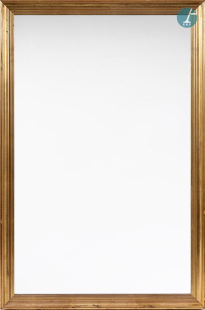 null Miroir, encadrement de bois sculpté, mouluré et doré. Style Louis XVI

120cm...
