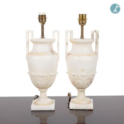 null Paire de lampes en albâtre en forme de vases, à décor de feuillages.

Hauteur...