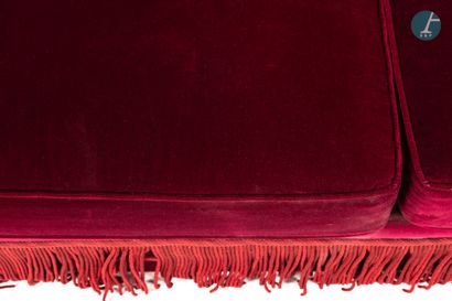 null Un canapé deux places en velours rouge, à franges. Avec un coussin.

H : 92...