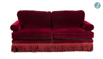 Un canapé deux places en velours rouge, à...
