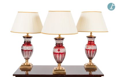 null Lot de trois lampes , piètement en verre doublé et teinté rouge, socle en bronze...