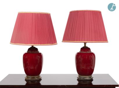 null 
Paire de lampes, piètement en céramique rouge sang de boeuf, socle en bois.



Hauteur...