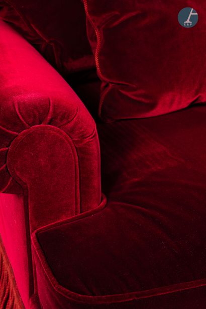null Un canapé trois places en velours rouge, à franges. Avec trois coussins.

H...
