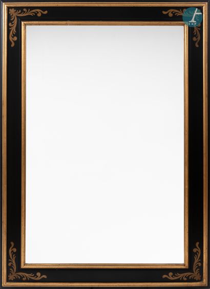 null 
Un miroir, encadrement en bois laqué noir et doré.110x79cm
