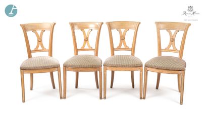 null 
Lot de sept chaises en bois naturel mouluré, à dossier renversé, assises en...