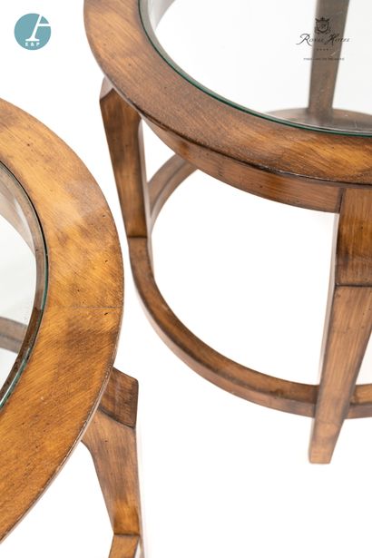 null 
Pair of circular pedestal tables in natural wood, glass top.


H : 56cm - Diameter...