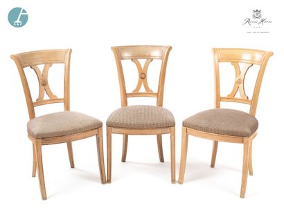 null 
Set of seven moulded natural wood chairs with reversed backs, seats in white...