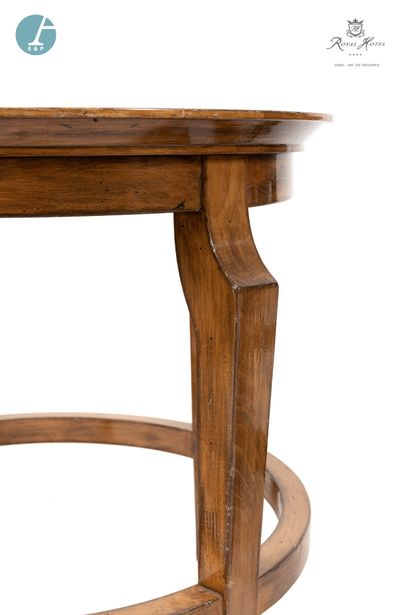 null 
Pair of circular pedestal tables in natural wood, glass top.




H : 56cm -...