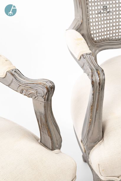 null 
Paire de fauteuils cabriolet en bois laqué gris mouluré et sculpté. 



Style...