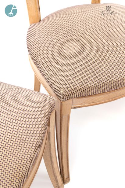 null 
Set of seven moulded natural wood chairs with reversed backs, seats in white...