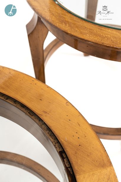 null 
Pair of circular pedestal tables in natural wood, glass top.




H : 56cm -...