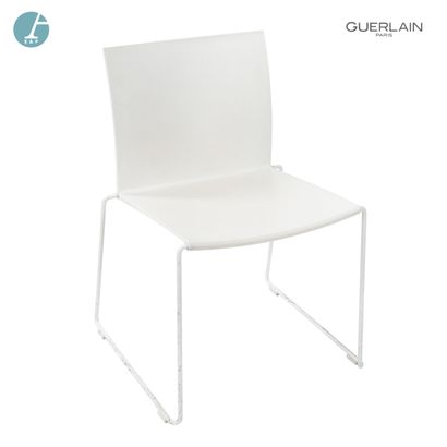 null 14 chaises à piètement métallique blanc et assise en plastique blanc. H : 75cm...