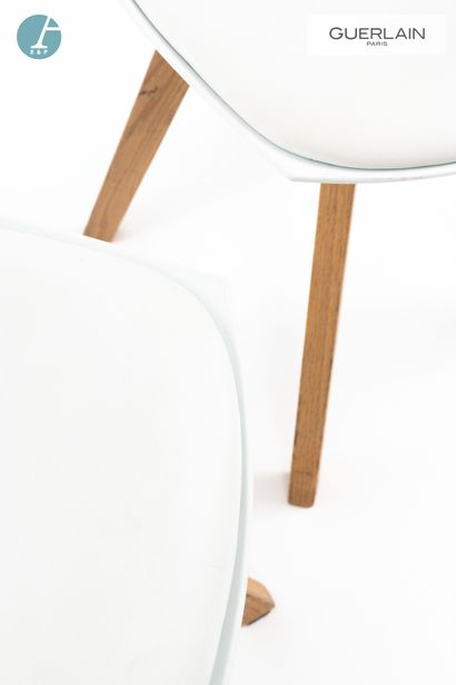 null Deux chaises piètement bois naturel - assise en composition blanche thermoformée....
