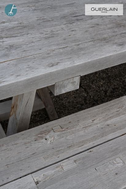 null 
Une table de pique-nique en bois naturel, état d'usage - insolation.




Table.H...