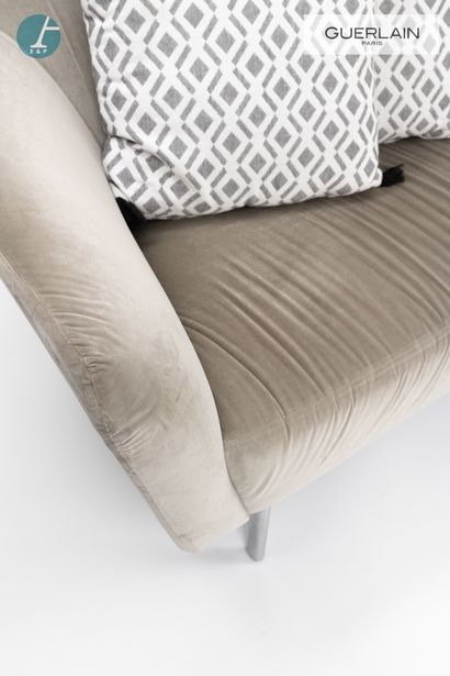 null 
ARPER, un canapé 3 places en velours gris, avec 6 coussins à motifs. Etat d'usage...