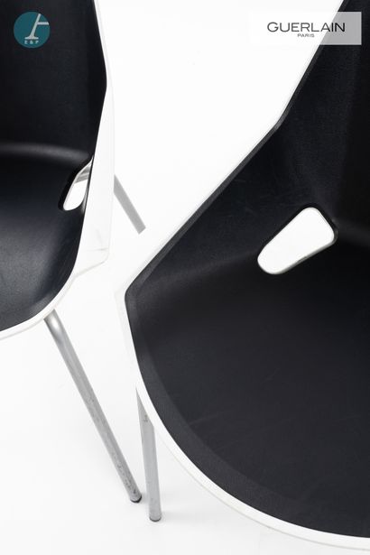 null VIVA ACTIU, paire de chaises piètement métal, assise en plastique noir et blanc....