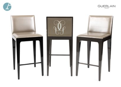 null Trois chaises hautes, piétement bois naturel, similicuir couleur bronze. Logo...