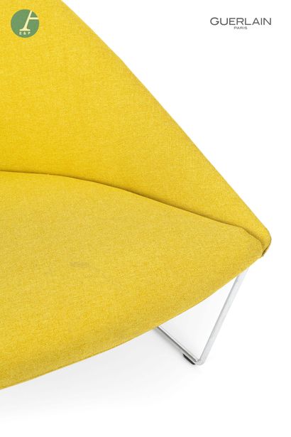 null ARPER, un fauteuil à piètement métallique, revêtement en velours jaune moutarde....