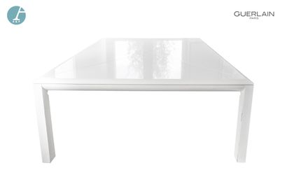 null Une table carrée en bois laqué blanc. 

H : 74cm - L : 170cm

Accidents et ...