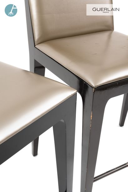 null Trois chaises hautes, piétement bois naturel, similicuir couleur bronze. Logo...