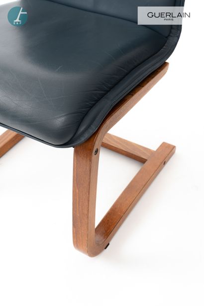 null 
Lot de 5 fauteuils piètement hexagonal en bois naturel, et assise en cuir bleu...