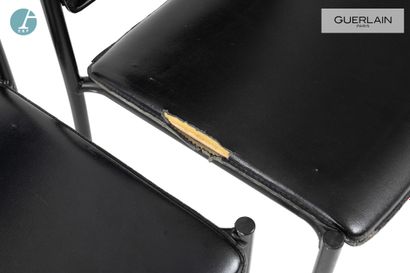 null Lot de trois chaises à piètement métallique noir, revêtement en cuir noir. 

H...