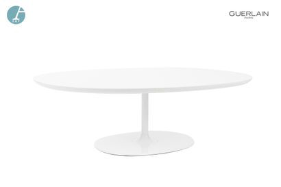 null Une table basse ovale, piètement en métal laqué blanc. H : 35cm - L : 108cm...