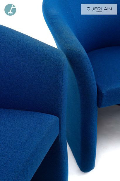 null 
Paire de fauteuils dossier gondole, revêtement en tissu bleu. 




H : 78cm...