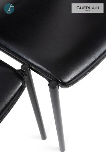 null Lot de quatre chaises à piètement métallique noir, revêtement en cuir noir....