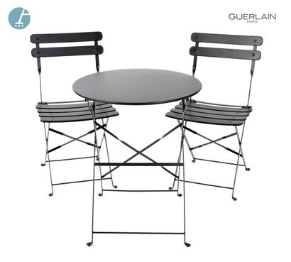 null Deux chaises pliantes en métal laqué noir et une table en métal laqué noir....