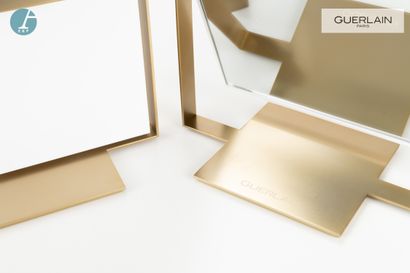 null Un miroir pivotant, en métal doré et plastique blanc.

Logoté Guerlain. H :...