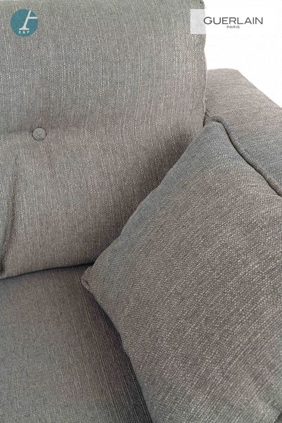 null Un canapé deux places en tissu gris chiné, coussins d'assise capitonnés. Piètement...
