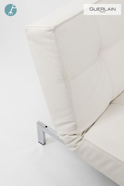 null INNOVATION (made in Denmark) paire de fauteuils capitonnés en similicuir blanc,...