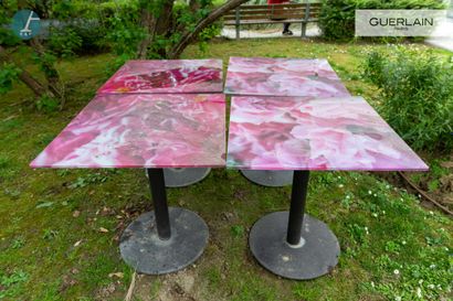 null 
Lot de quatre tables piètement métal, plateau plexiglas imprimé roses et magnolias....