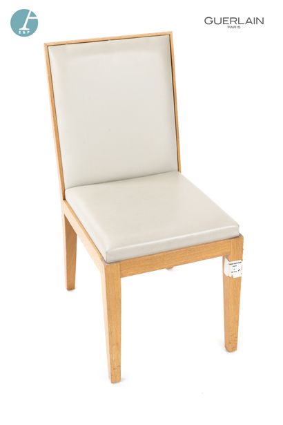 null Une chaise en piètement bois naturel clair, assise similicuir beige. 

H : 90cm...