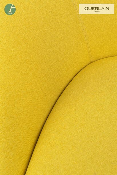 null ARPER, un fauteuil à piètement métallique, revêtement en velours jaune moutarde....