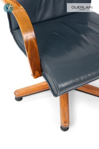 null 
Lot de 5 fauteuils piètement hexagonal en bois naturel, et assise en cuir bleu...