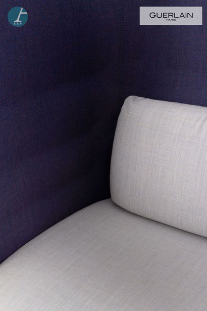 null SITLAND, un fauteuil violet et gris à haut dossier cloisonné, avec tablette...