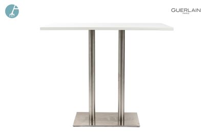 null Une table haute rectangulaire, piètement métal et plateau en bois reconstitué...