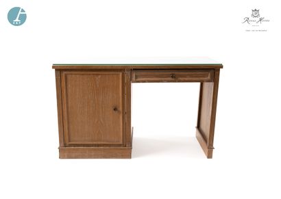 null 
Un bureau en bois naturel mouluré, ouvrant à une porte et un tiroir avec une...