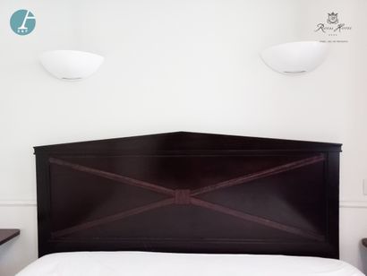 null Une tête de lit en bois teinté façon acajou, style Empire. H : 115 cm - L :...