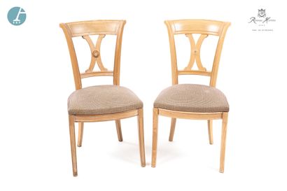 null 
Lot de quatre chaises en bois laqué blanc, assise en tissu quadrillé bleu....