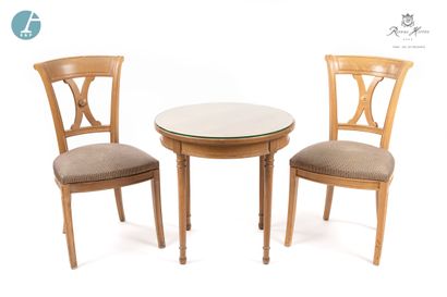 null 
Lot de deux chaises en bois naturel mouluré et sculpté, garniture en tissu...
