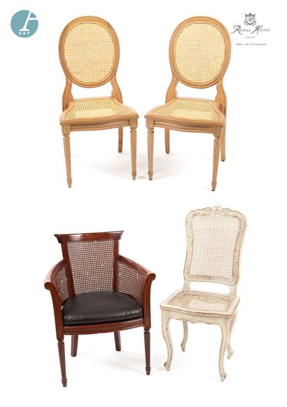 Lot de trois chaises et un fauteuil en bois...