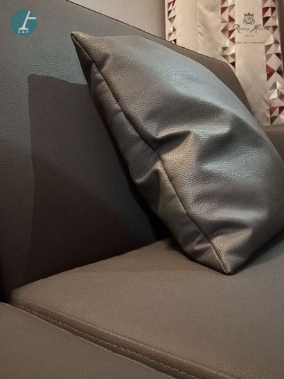 null Un canapé trois places convertible (deux lits simples) en similicuir gris, avec...