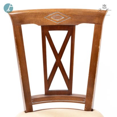 null Lot d'un fauteuil et une chaise en bois naturel et teinté mouluré et sculpté....