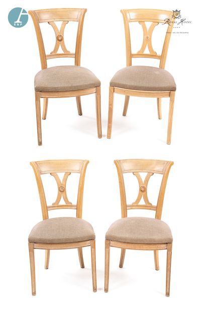  Lot de quatre chaises en bois laqué blanc,...